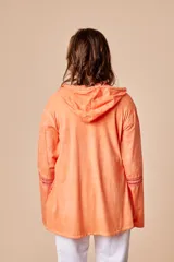 Chaqueta color naranja de lino con capucha y cordón ajustable. Presenta apliques de puntilla en mangas y ruedo.