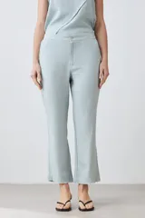 Pantalón capri color durazno de lino con efecto desflecado en el ruedo.