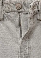 Jeans de tiro alto con diseño balloon y fit slouchy. Confeccionados en tejido de algodón estilo vaquero, cuentan con cierre de cremallera y botón, trabillas para cinturón y cinco bolsillos.