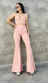 Pantalón Oxford de tiro alto, color rojo, con corte ajustado en la parte superior y acampanado en la parte inferior.