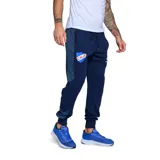 Pantalón de jogging azul marino con cintura elástica ajustable con cordón, bolsillos laterales con cierre y puños elásticos. Logo de Umbro y escudo del Club Nacional de Football estampados en el frente.