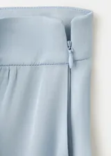 Pantalón largo de tiro alto, diseño recto y fluido, color celeste, con bolsillos laterales y cintura ajustable.
