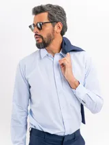 Camisa de vestir de manga larga en color celeste con un sutil patrón de micro cuadros y rayas. Presenta cuello clásico, cierre frontal con botones y puños abotonados.