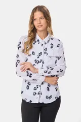 Blusa tipo camisa blanca de manga larga con botones nacarados ocultos con cartera. Tela suave y sedosa con doble capa en el frente para evitar transparencias.