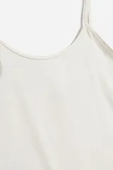 Body color beige con breteles finos.