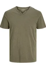 Camiseta verde militar de manga corta, cuello dividido con botones y corte slim fit.