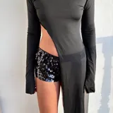 Short negro de tiro alto, cubierto de lentejuelas plateadas.