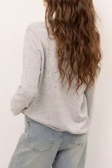 Sweater de punto color grafito, con cuello en V y mangas largas.