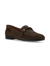 Mocasín de estilo tailor de cuero gamuza color marrón chocolate, con detalle de hebilla metálica y costuras tradicionales.