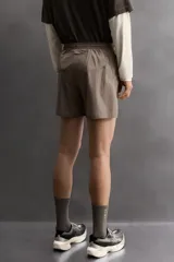 Shorts de running confeccionados en tejido técnico ligero y elástico, con forro interior. Presentan cintura elástica ajustable con cordón interior, aberturas laterales en el bajo, bolsillo lateral multifunción y bolsillo trasero con cierre de cremallera.