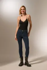 Pantalón jean negro skinny con strass y calce medio.