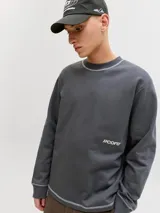 Buzo gris oscuro de manga larga con cuello redondo, calce relajado, costuras visibles en contraste y pequeño estampado con el logo en el pecho.