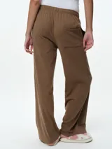 Pantalón de dormir de corte recto y tiro medio, con cintura elástica y bolsillos laterales. Confeccionado en tejido suave y ligero.