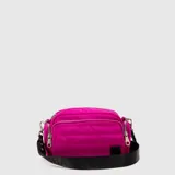 Cartera tipo bandolera de diseño acolchado en color fucsia, con múltiples compartimentos con cierre metálico y correa ajustable de cinta negra con el logo de la marca.