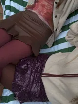 Pollera corta con volado en el ruedo, confeccionada en tela con lentejuelas doradas.