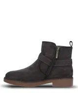 Botines Hush Puppies modelo Galla, confeccionados en descarne gris con suela de goma texturizada, punta redonda y detalle de tira con hebilla lateral.