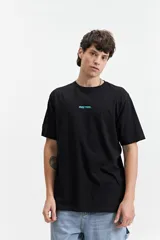 Remera de manga corta color salmón, con fit regular y escote redondo. Presenta un estampado frontal con la palabra "MISTRAL" en negro.