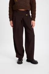 Pantalon de corte amplio y tiro alto con diseño cruzado en la cintura y cierre frontal con boton. Presenta una silueta fluida y relajada.