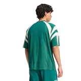 Remera deportiva Adidas modelo M Tiro Jrsy, color verde con detalles en beige, de manga corta y cuello redondo, con diseño de rayas verticales sutiles y gran logotipo impreso en el pecho.