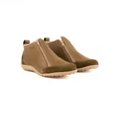 Zapato bajo de cuero color beige con refuerzos en gamuza en la puntera y el talón. Cuenta con doble cierre lateral diagonal, presilla trasera y suela de goma con relieve.
