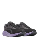 Championes de running Under Armour modelo W Ascend, color negro con detalles en violeta en la entresuela y logo. Confeccionados en malla transpirable con refuerzos sintéticos.