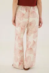 Pantalón de vestir de corte recto con estampado de abanicos color terracota sobre fondo blanco.