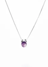 Collar con cadena de plata 925 y dije de amatista ovalada engarzada en una estructura metálica abierta.