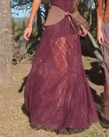 Culerito de descarne vacuno color negro, con diseño envolvente y flecos laterales. Cuenta con tiras para atar en la cintura y etiqueta de la marca Lucy in the Sky.