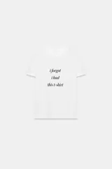 Camiseta blanca de manga corta y cuello redondo, con estampado frontal de texto en color negro que dice "i forgot i had this t-shirt".