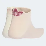 Pack de dos pares de medias tobilleras Adidas, color beige claro con el logo del trifolio en color bordó en la parte posterior del puño.