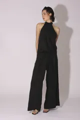 Pantalón palazzo de tiro alto color gris, con pinzas delanteras y bolsillos laterales.