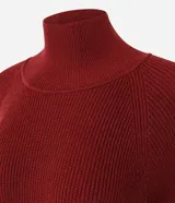 Suéter de punto color bordó con cuello alto, mangas largas amplias con puños ajustados y diseño de corte largo con terminación acanalada en el ruedo.