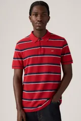 Chomba de hombre marca Levi's, a rayas horizontales rojas, blancas y azules, con cuello polo y logo bordado en el pecho. Corte clásico.