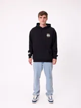 Canguro negro con capucha y estampado grande en la espalda de un paisaje con árboles, una camioneta camper y un lago al atardecer, con el logo "RUSTY" en la parte superior.