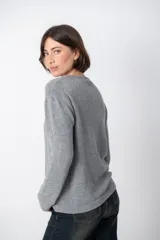 Sweater celeste de tejido de punto liso, con cuello redondo y mangas largas.