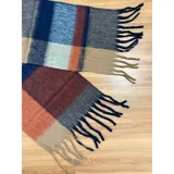 Bufanda rectangular de tejido grueso con diseño de cuadros en tonos azul, naranja, gris y beige, terminada con flecos en los extremos.