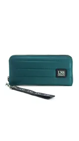 Billetera larga con cierre perimetral, confeccionada en nylon capitoneado color verde petróleo. Cuenta con correa de mano desmontable con logo estampado y parche frontal con marca LNS.