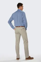 Pantalón clásico de gabardina de corte recto, con bolsillos traseros ojalados con botón y presillas para cinturón.