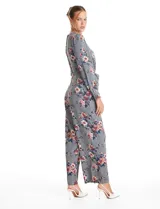 Enterito de crepe con estampado floral, escote en V, mangas largas con puños abotonados y lazo de ajuste en la cintura.
