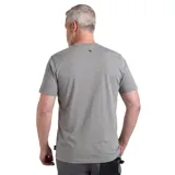 Remera de algodón color gris con cuello redondo, manga corta y bolsillo frontal en el pecho.