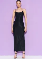 Vestido largo negro con tirantes finos, escote redondo y silueta ajustada.