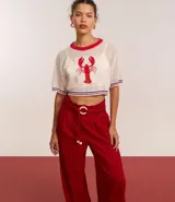 Pantalón de corte amplio tipo pantalona, confeccionado en mezcla de viscosa y lino. Presenta cintura con trabillas, pliegues frontales y un cinturón de cuerda ajustable con hebilla decorativa y esferas en los extremos.