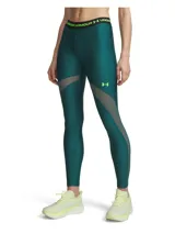 Calza deportiva Under Armour modelo HeatGear, color verde oscuro, con paneles de malla laterales para ventilación y cintura elástica con logo de la marca en contraste.