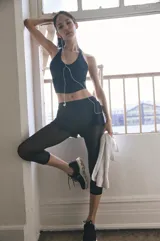 Top deportivo negro, corte crop top, con escote halter y espalda racerback.