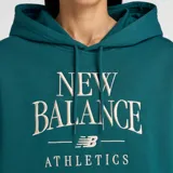 Canguro New Balance de la colección Linear Heritage, color verde petróleo, con capucha, bolsillo frontal tipo canguro y estampa frontal con el logo y nombre de la marca en color crema.