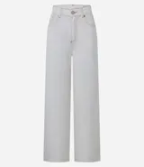 Pantalón wide leg color crudo confeccionado en sarga con pespuntes contrastantes, cintura alta con trabillas, cierre por botón y cremallera, bolsillos delanteros y traseros.