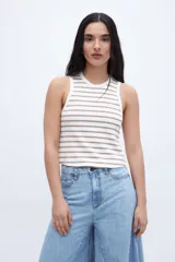 Musculosa blanca con rayas horizontales color café, de corte ajustado y cuello redondo.