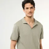 Remera de manga corta con cuello polo y escote en V, confeccionada en tejido con textura de nido de abeja.