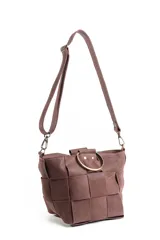 Bolso marrón con diseño tejido y correa larga ajustable.
