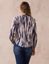 Blusa estampada de gasa marca Sioni, con escote en V, pliegue delantero, manga larga con puño y botón.